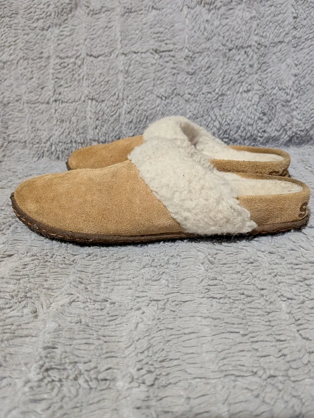 Sorel Suede Slip-On Slippers in Camel and Cream Kids Size 3